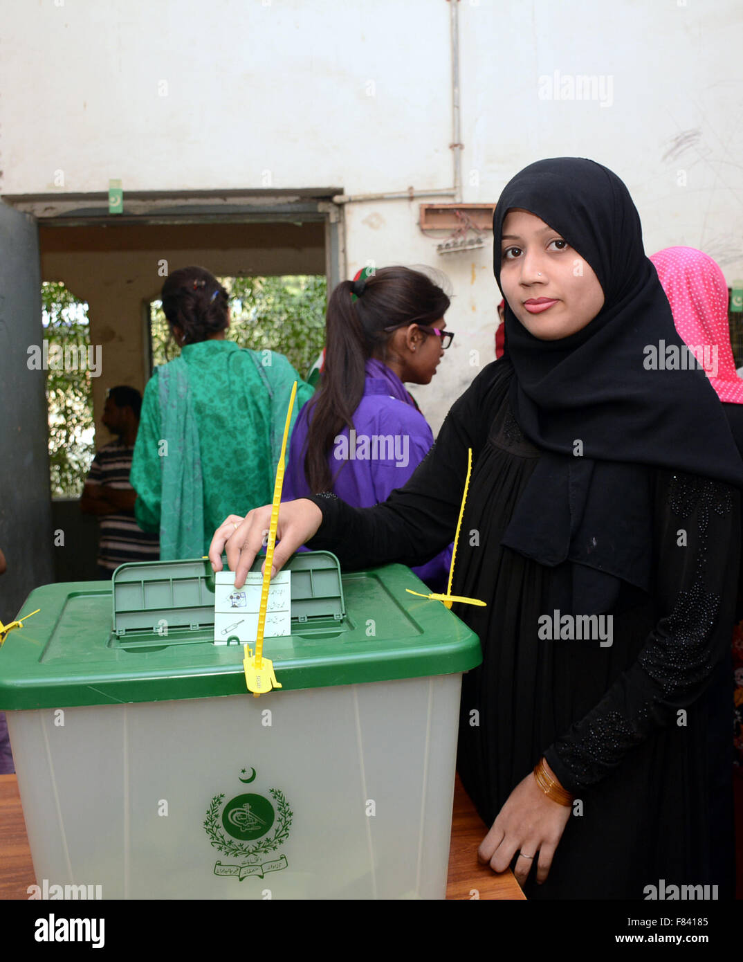Karachi. 5 Dic, 2015. Una donna pakistana getta il suo voto ad un seggio elettorale durante le elezioni dei governo locali nel Sud del Pakistan città portuale di Karachi su dicembre 5, 2015. Credito: Masroor/Xinhua/Alamy Live News Foto Stock