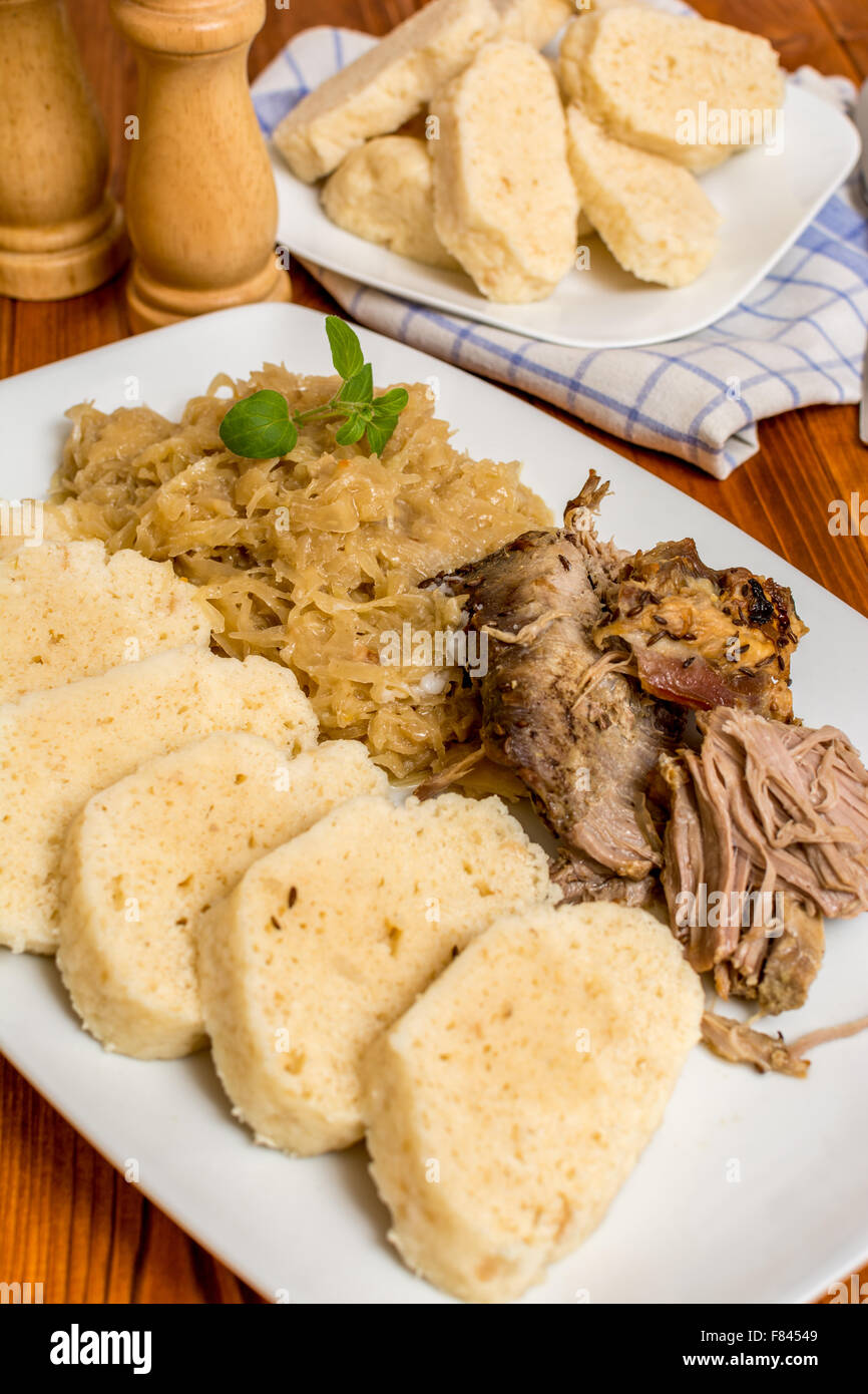 Ceca cucina tradizionale gnocco, cavolo e carne di maiale Foto Stock