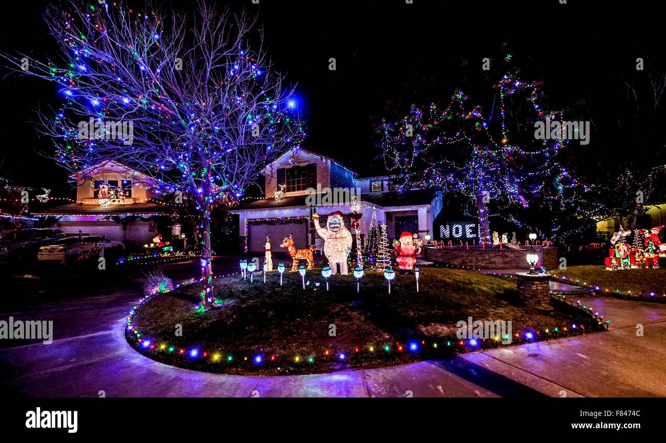 Immagini Case Natalizie.Valencia California Stati Uniti D America 04 Dic 2015 Display Case Di Luci E Decorazioni Natalizie Nei Sobborghi Di Los Angeles Credito Brian Cahn Zuma Filo Alamy Live News Foto Stock Alamy