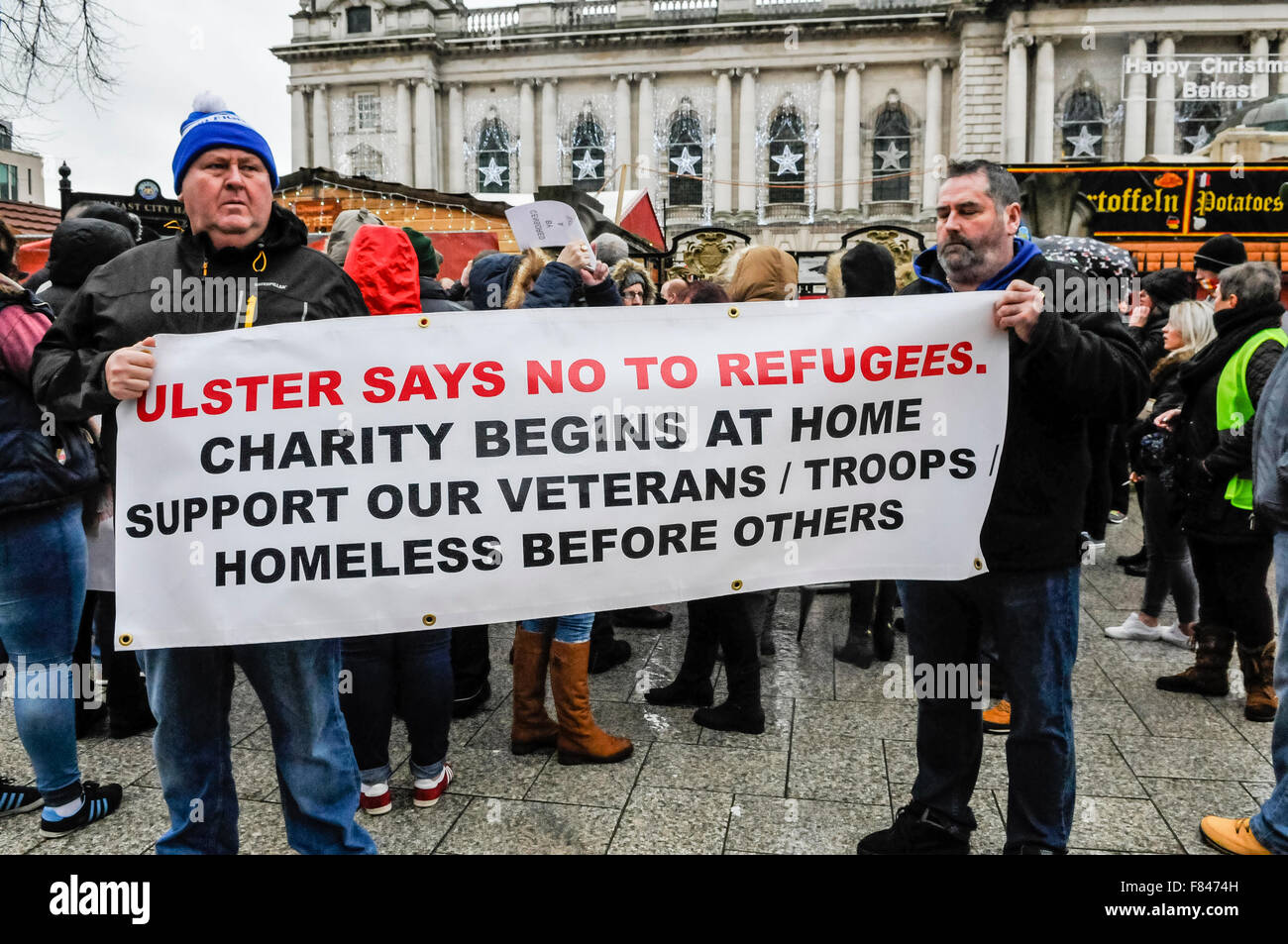 Belfast, Irlanda del Nord. 05 dic 2015 - coalizione protestante sostenitori tenere banner che dice "Ulster dice no ai profughi. La carità comincia a casa propria. Sostenere i nostri veterani/truppe/senzatetto prima degli altri a una protesta contro i rifugiati islamici provenienti da Irlanda del Nord. Credito: Stephen Barnes/Alamy Live News Foto Stock