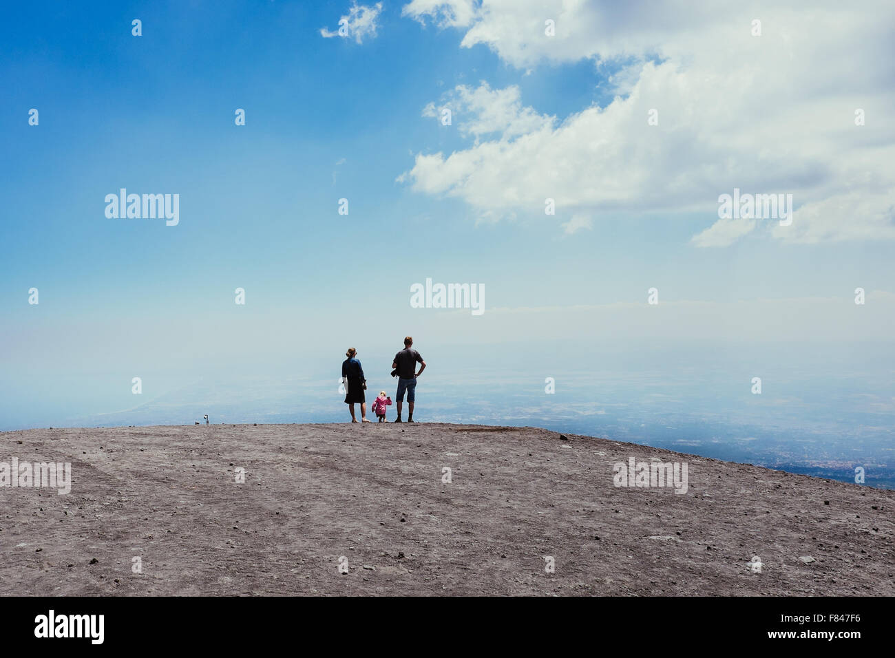 Una giovane coppia guarda verso Catania dalla sommità del Monte Etna Foto Stock