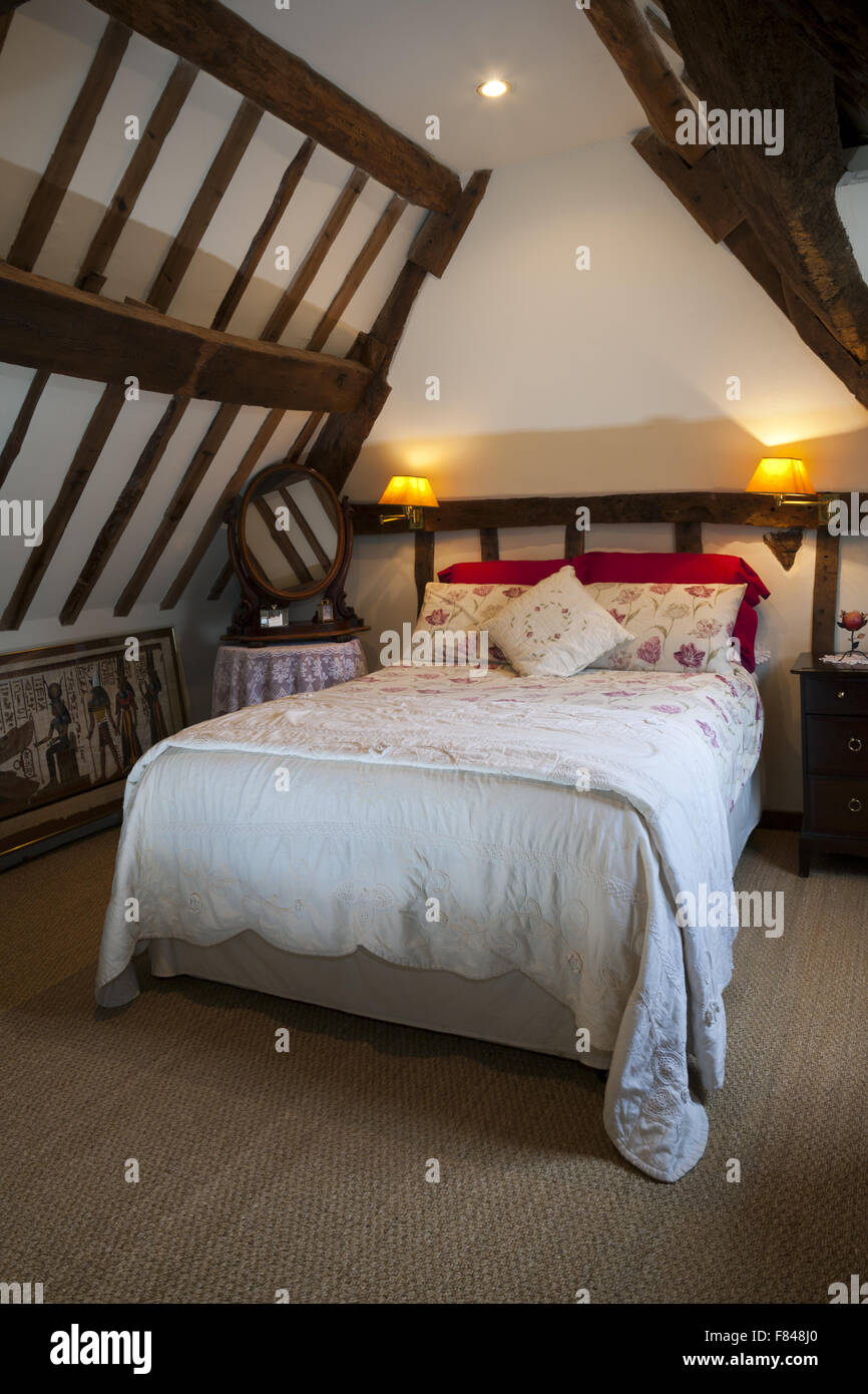 Un accogliente mansarda camera da letto. Foto Stock