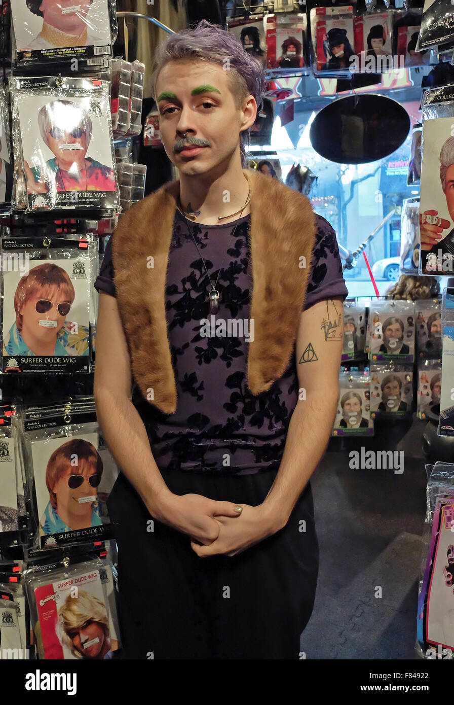 Ritratto di un giovane con capelli viola, verde delle sopracciglia e baffi grigio a Halloween Adventure negozio a New York City Foto Stock