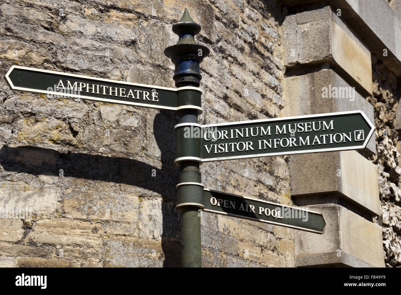 Indicazioni turistiche cartello fuori dalle porte di Cirencester Park, Cirencester, Cotswolds, Gloucestershire, England, Regno Unito Foto Stock
