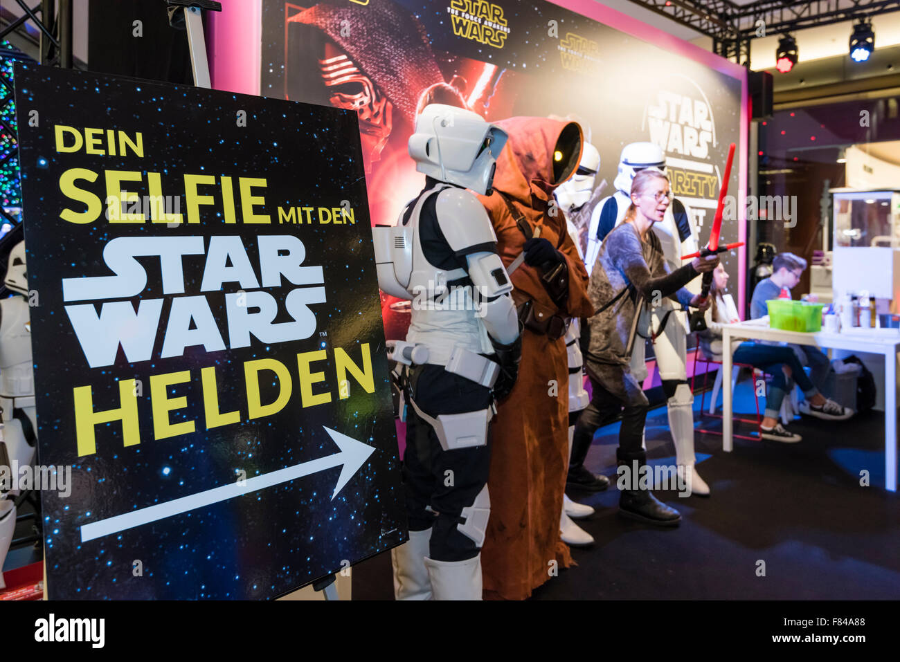 Zurigo, Svizzera. 05 Dic, 2015. I visitatori di un centro commerciale a Zurigo sono in posa con vestite Star Wars Stormtroopers durante un film evento di promozione a Zurigo al centro dello shopping. Credito: Erik Tham/Alamy Live News Foto Stock