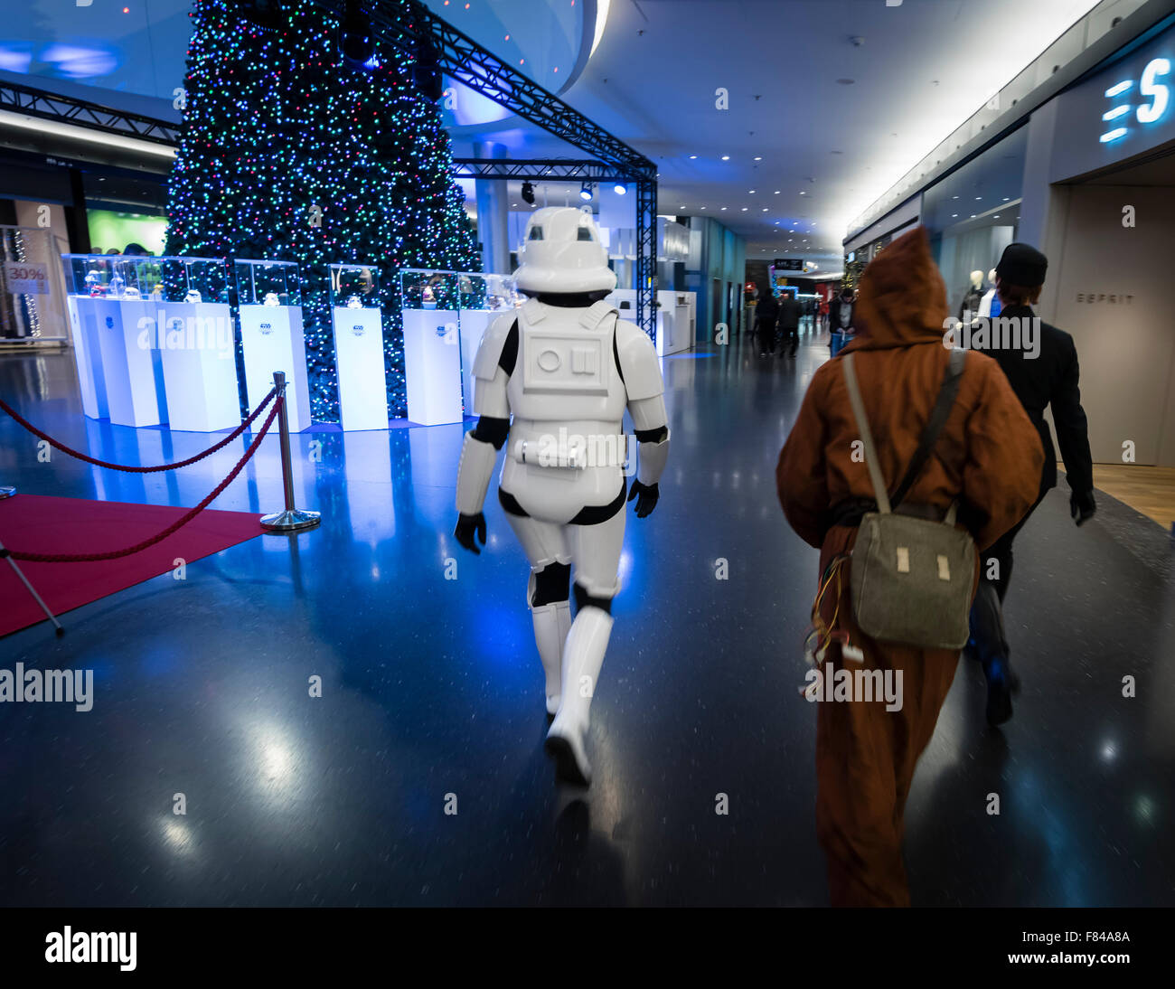 Zurigo, Svizzera. 05 Dic, 2015. Membri della Swiss-Garrison Star Wars costuming club, tutte vestite come Star Wars caratteri, sono a piedi circa un Zurigo centro commerciale. Credito: Erik Tham/Alamy Live News Foto Stock