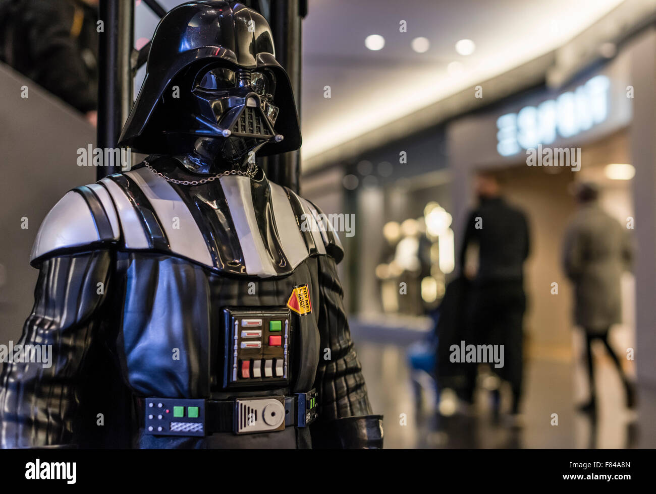 Zurigo, Svizzera. 05 Dic, 2015. Christmas Shopper sono passando da un Darth Vader toy statua che viene visualizzato in un centro commerciale di Zurigo, Svizzera. Credito: Erik Tham/Alamy Live News Foto Stock