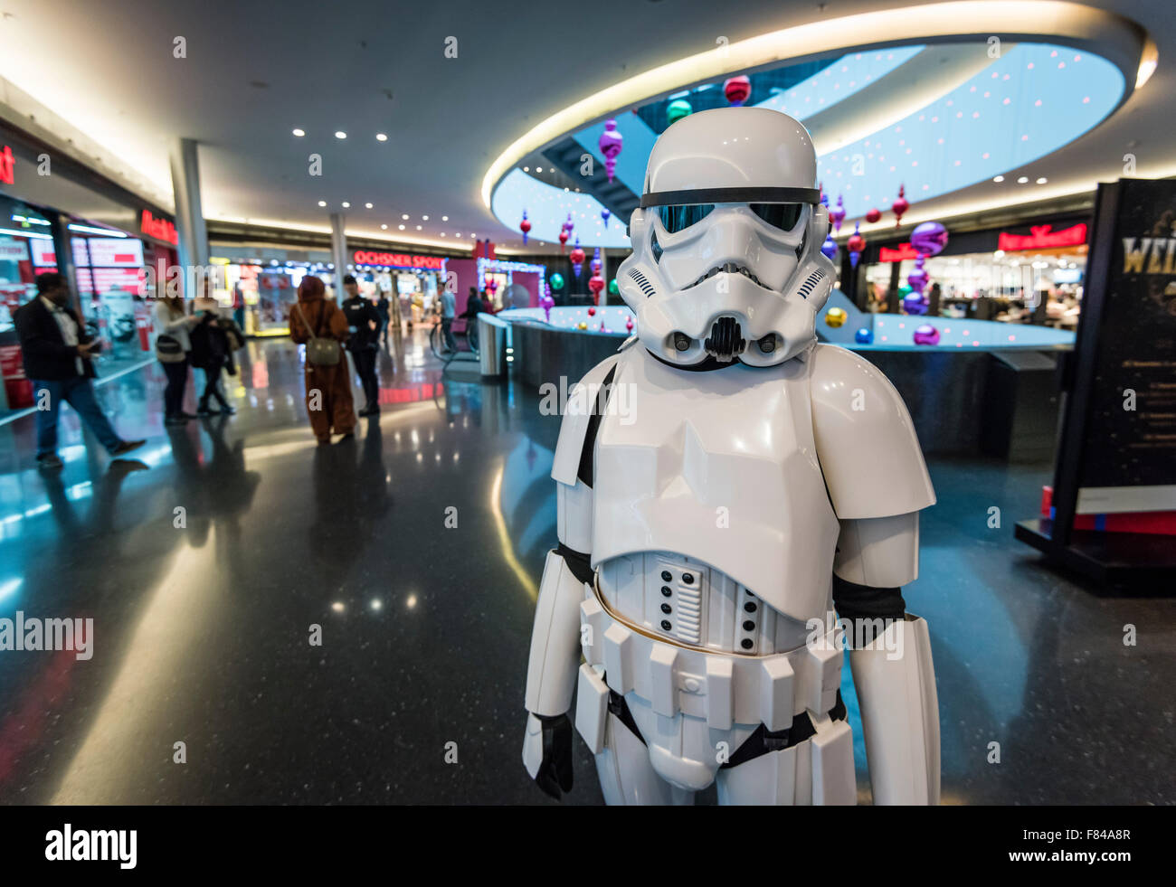 Zurigo, Svizzera. 05 Dic, 2015. Un vestito di Star Wars Stormtrooper Imperiale è in piedi in un centro commerciale di Zurigo. Credito: Erik Tham/Alamy Live News Foto Stock