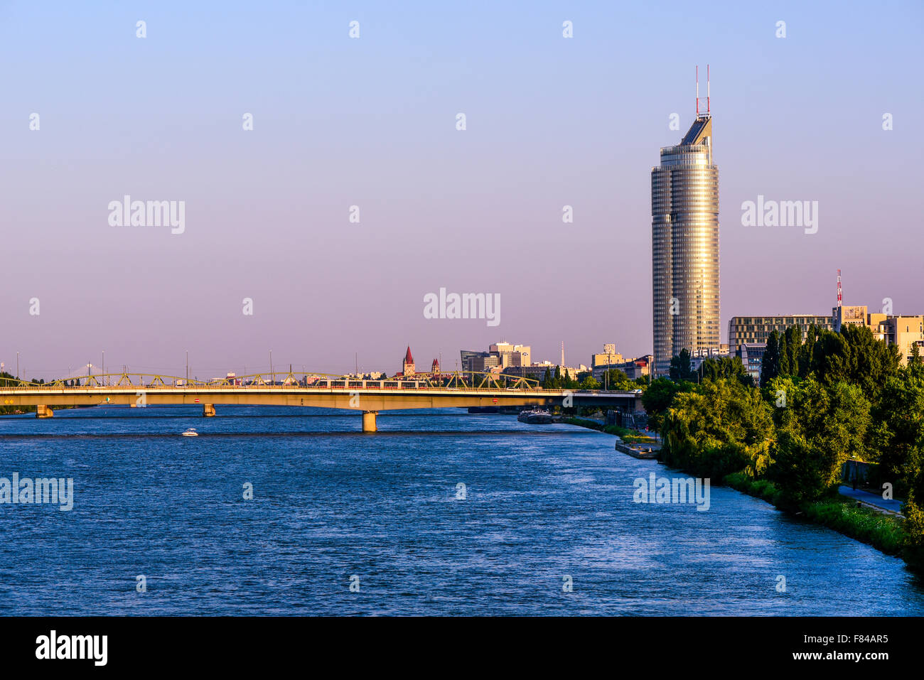 Millenium Tower, il fiume Danubio, Vienna, Austria Foto Stock