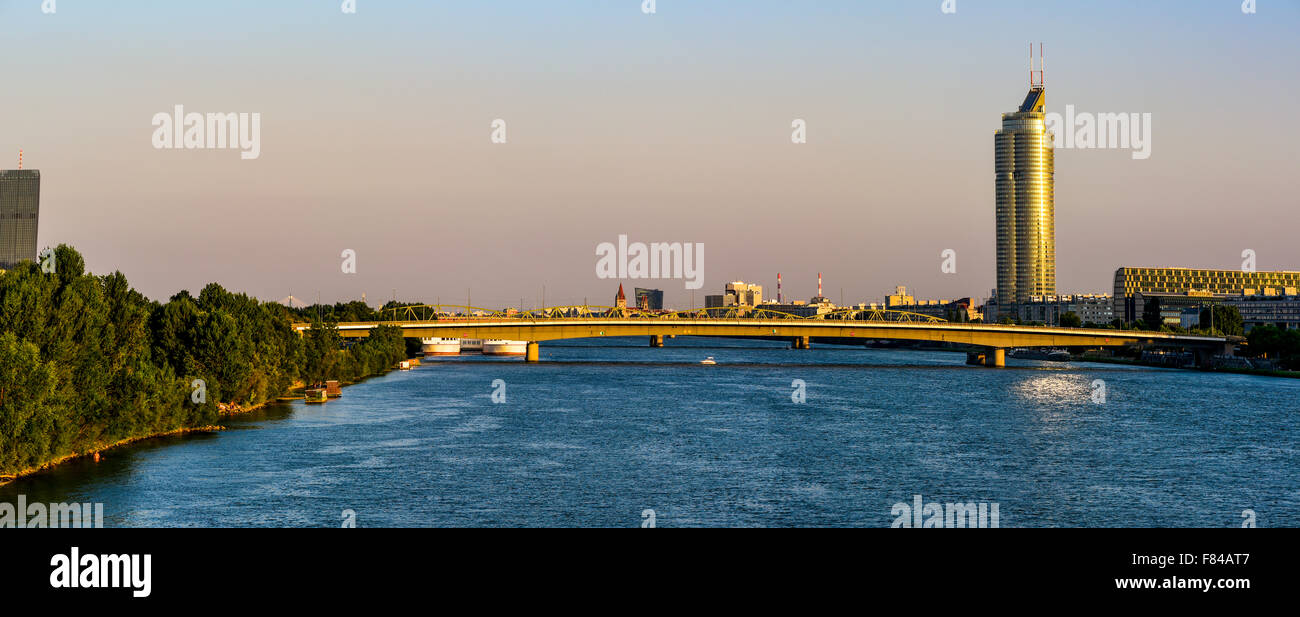 Millenium Tower, il fiume Danubio, Vienna, Austria Foto Stock