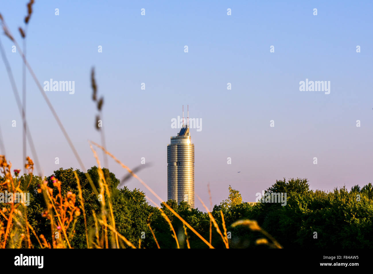 Millenium Tower, il fiume Danubio, Vienna, Austria Foto Stock