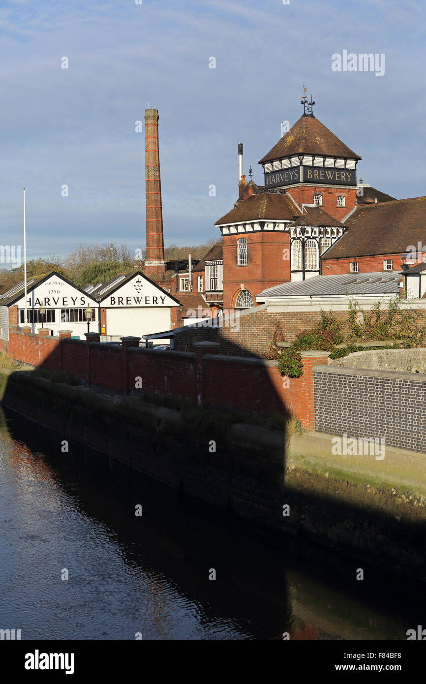 Birreria Harveys in Lewes, Inghilterra. La birreria si erge dal fiume Ouse. Foto Stock