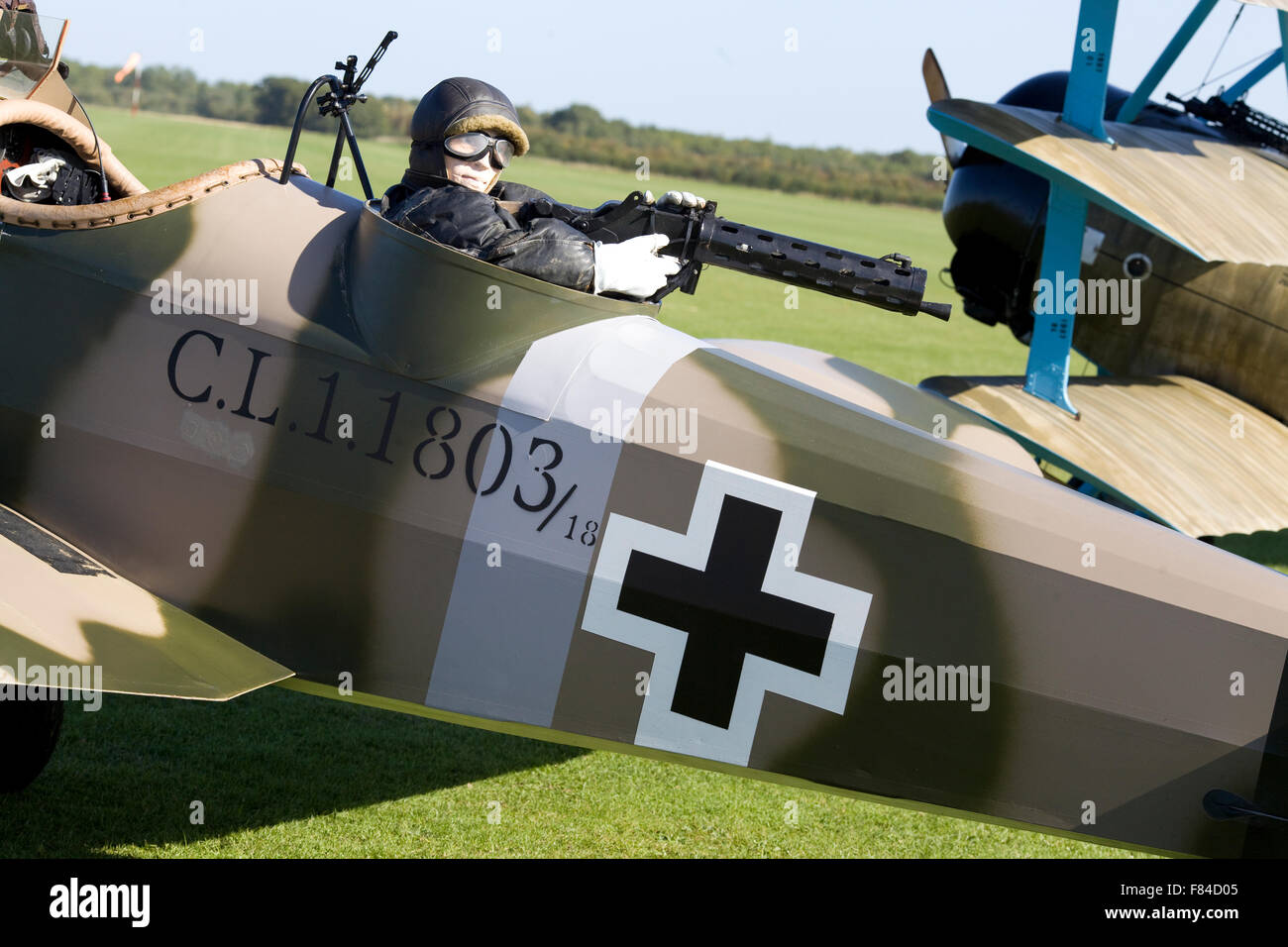 Manichino con una mitragliatrice seduto nella cabina di pilotaggio di un  tedesco Fokker DR1 Foto stock - Alamy