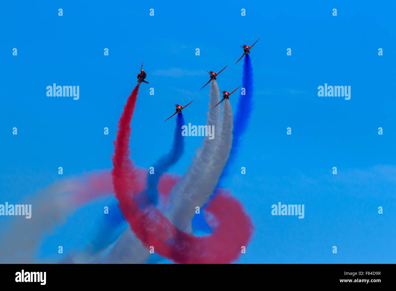 Le frecce rosse di eseguire la sequenza di cavatappi a 2014 Southport air show Foto Stock
