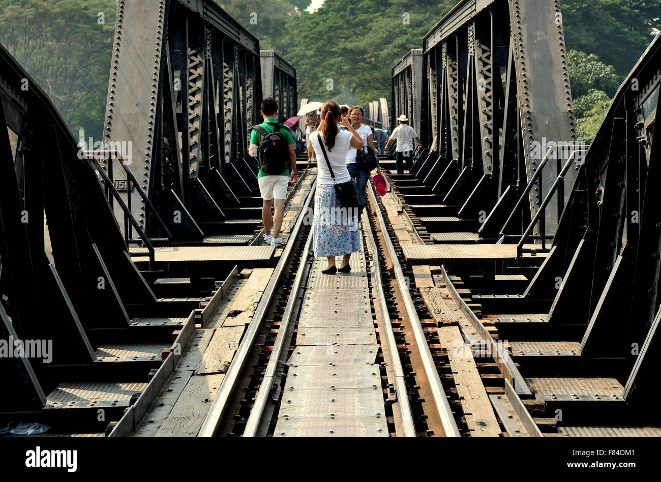 Kanchanaburi Thailandia: i turisti a piedi lungo il famoso ponte ferroviario sul Fiume Kwai Foto Stock