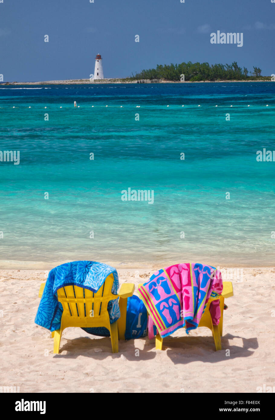 Nassau due sedie a sdraio sulla spiaggia di Junkanoo Foto Stock