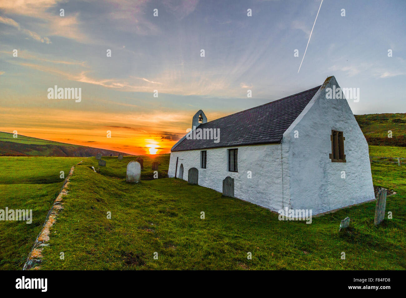 Chiesa Mwnt al tramonto Foto Stock