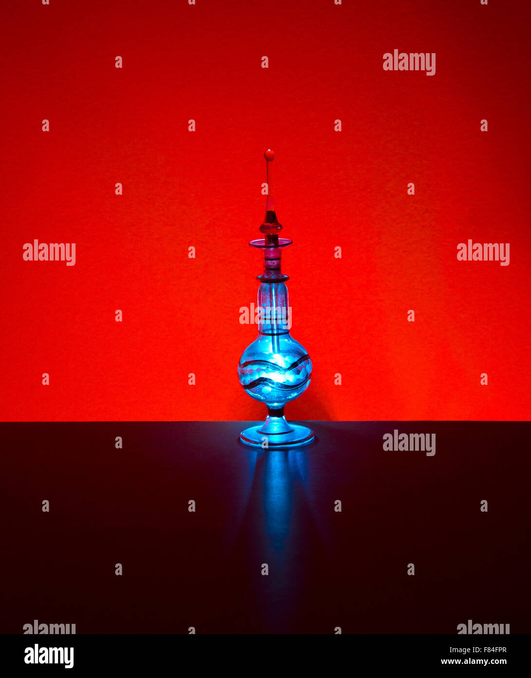 La pittura di luce per creare un alone da un ornato bottiglia di profumo Foto Stock