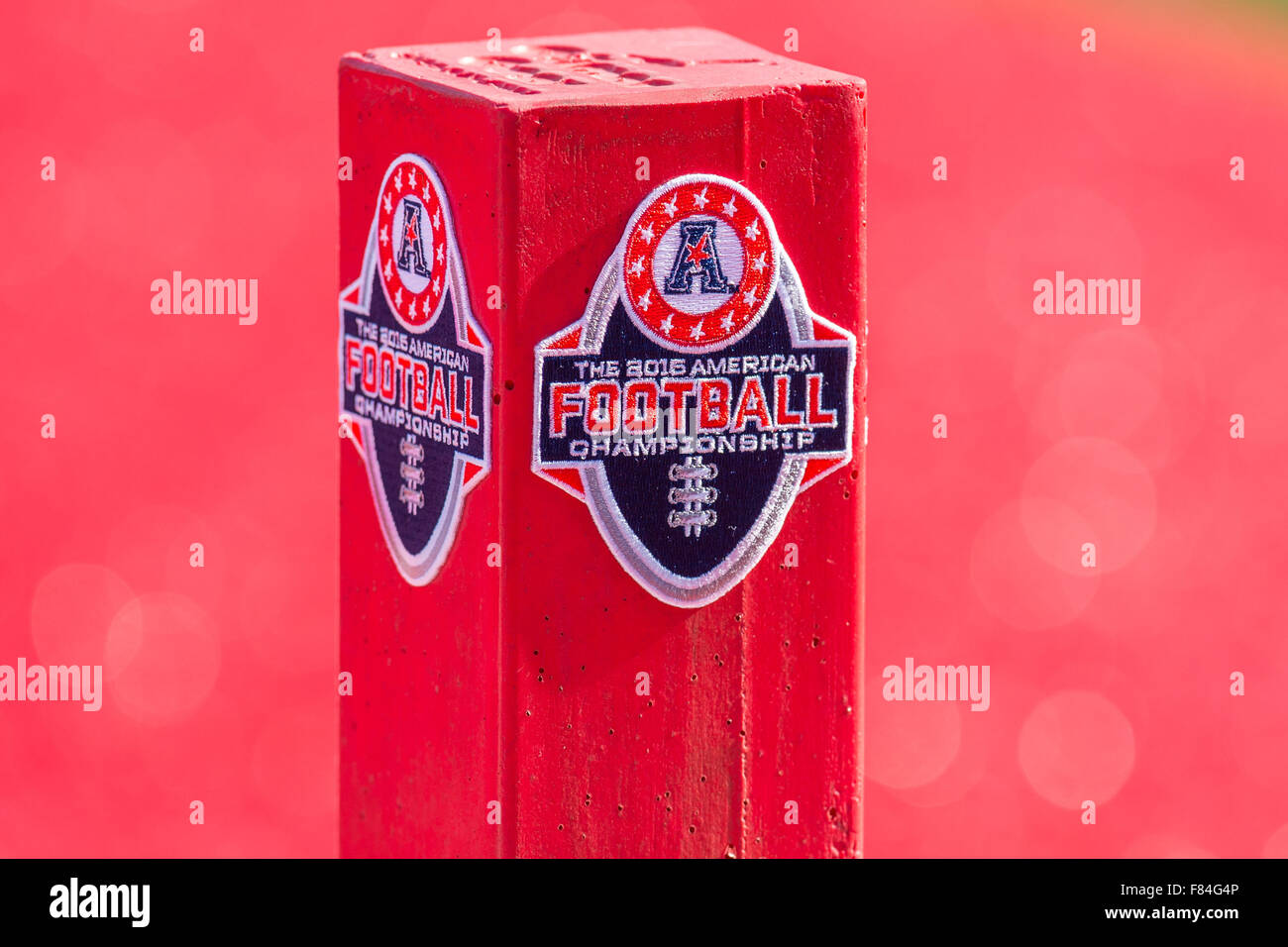 Houston, TX, Stati Uniti d'America. 5 Dic, 2015. Logo patch per ''l'2015 Football Americano campionato'' sono fissati ad una zona di estremità del pilone durante il quarto trimestre dell'American Athletic Conference championship NCAA Football gioco tra il Tempio di gufi e l'Università di Houston Cougars a TDECU Stadium di Houston, TX. Houston ha vinto 24-13.Trask Smith/CSM/Alamy Live News Foto Stock