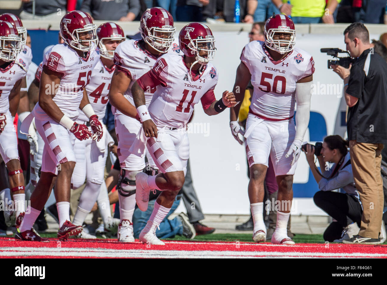 Houston, TX, Stati Uniti d'America. 5 Dic, 2015. Tempio di gufi quarterback P.J. Walker (11) entra nel campo prima della American Athletic Conference championship NCAA Football gioco tra il Tempio di gufi e l'Università di Houston Cougars a TDECU Stadium di Houston, TX. Houston ha vinto 24-13.Trask Smith/CSM/Alamy Live News Foto Stock