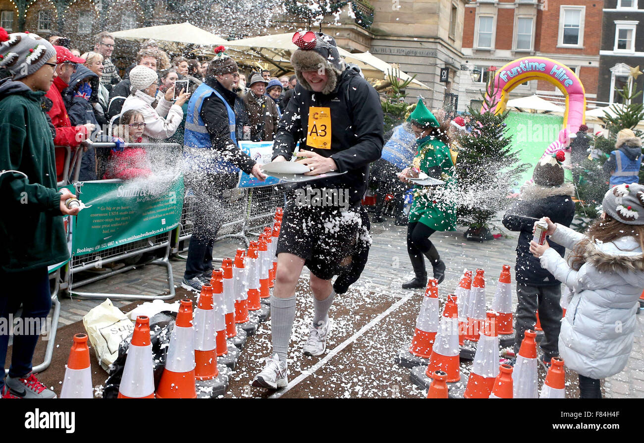 Londra, Regno Unito. 5 Dic, 2015. Si gareggia in 35th grande pudding natalizio gara nel tentativo di raccogliere fondi per la Ricerca sul Cancro del Regno Unito e costruire fino alla festa di Natale stagione al Covent Garden di Londra, Regno Unito, su dicembre 5, 2015. Credito: Han Yan/Xinhua/Alamy Live News Foto Stock