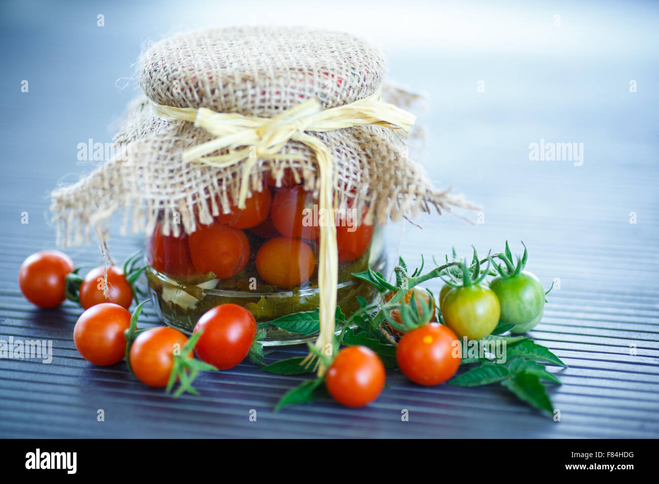 Pomodori marinati in vasi Foto Stock