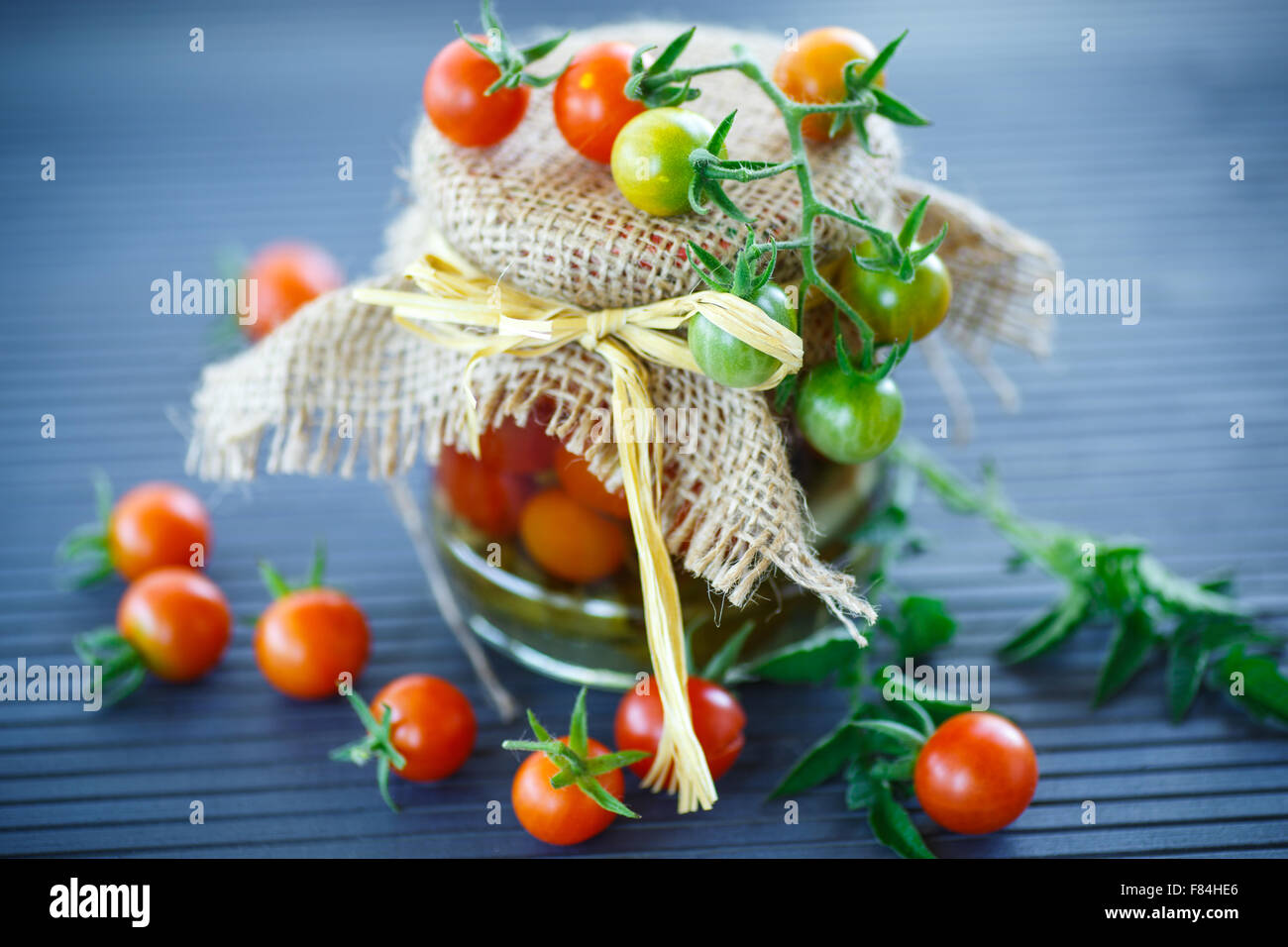 Pomodori marinati in vasi Foto Stock