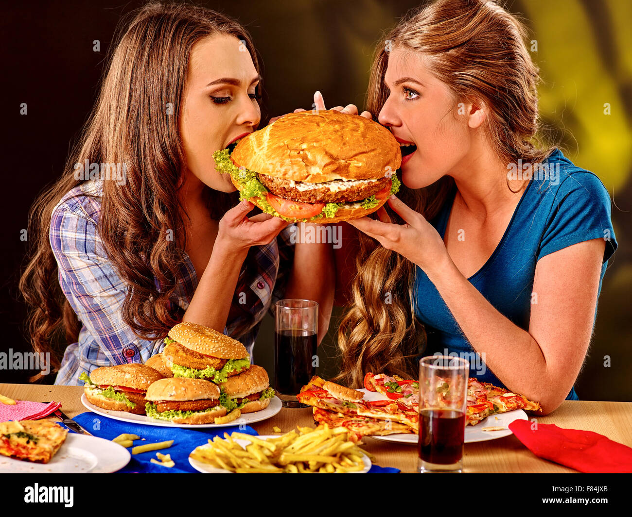 Ragazza di mangiare grandi sandwich. Foto Stock