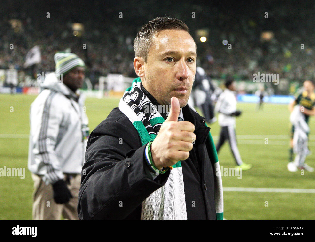 Novembre 22, 2015: Legnami Portland head coach Caleb Porter dà il pollice in alto dopo la vittoria su Dallas per passare al turno successivo nel 2015 MLS playoff. Larry C. Lawson/CSM Foto Stock