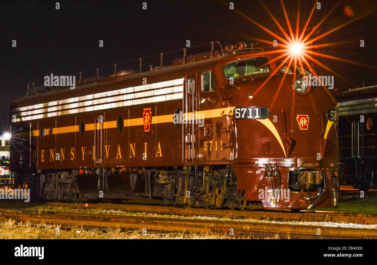 Restaurato Pennsylvania Streamliner #5711 di notte al North Carolina Transportation Museum Spencer, NC Foto Stock