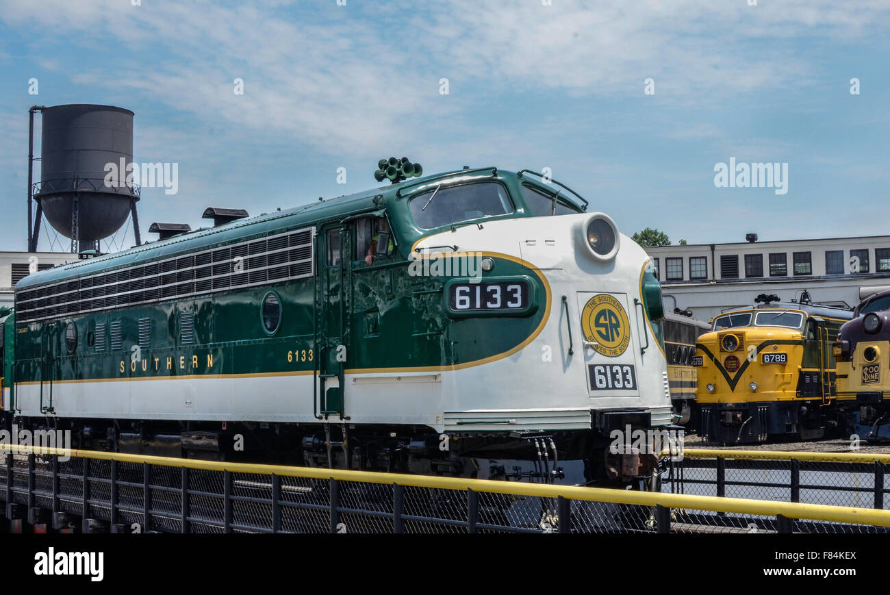 Southern Railroad Streamliner # 6133 sulla piattaforma girevole al North Carolina Transportation Museum Spencer, NC Foto Stock