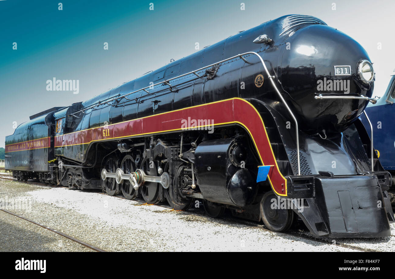 Motore a vapore restaurato Norfolk e Western 611 - Vista laterale anteriore presso il North Carolina Transportation Museum Spencer, NC Foto Stock