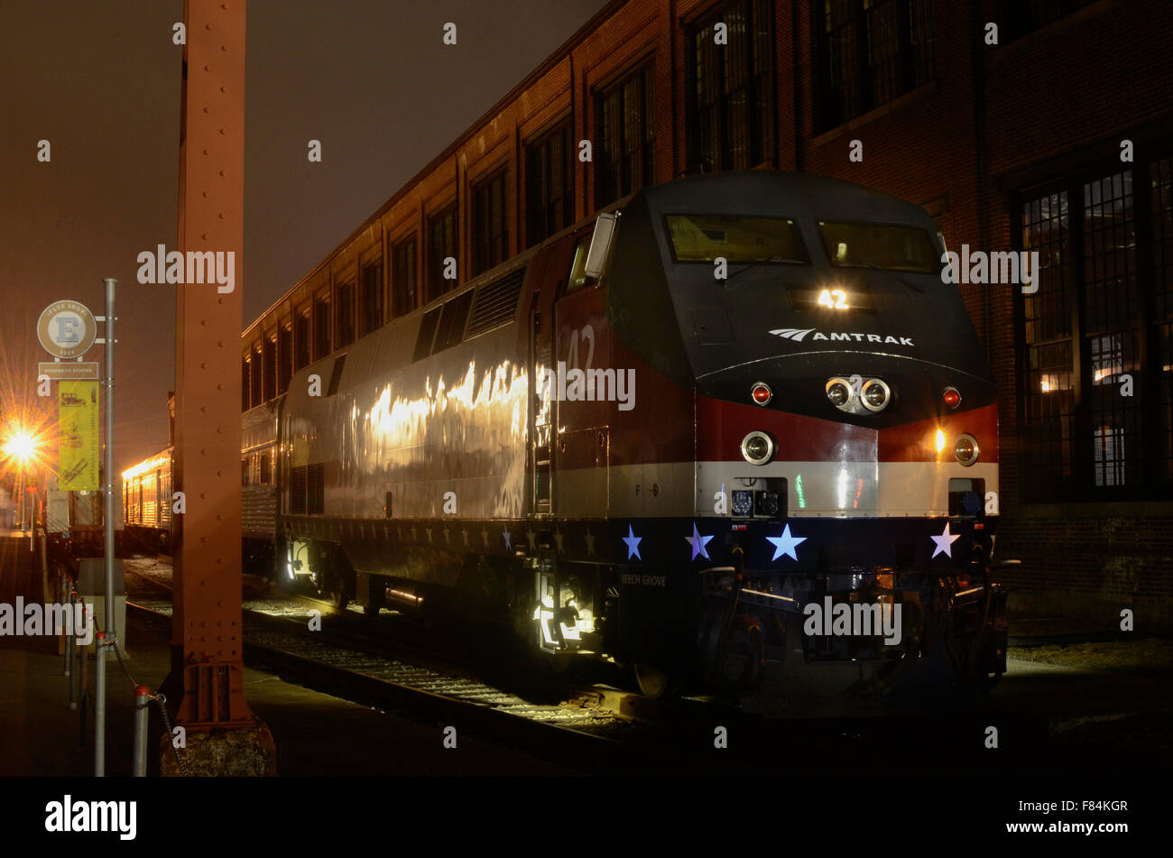 Locomotiva Amtrak # 42 in attesa di partenza durante la notte al North Carolina Transportation Museum Spencer, NC Foto Stock