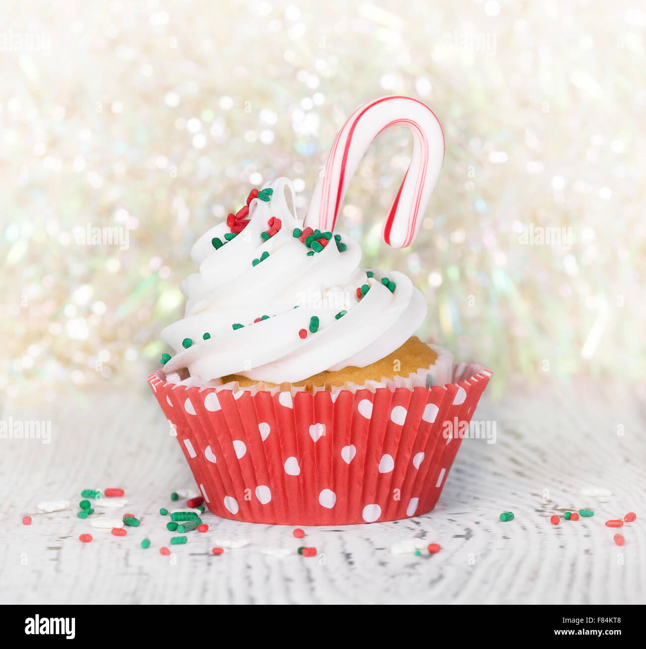 Tortina di natale con un candy cane contro la frizzante di sfondo per le vacanze Foto Stock