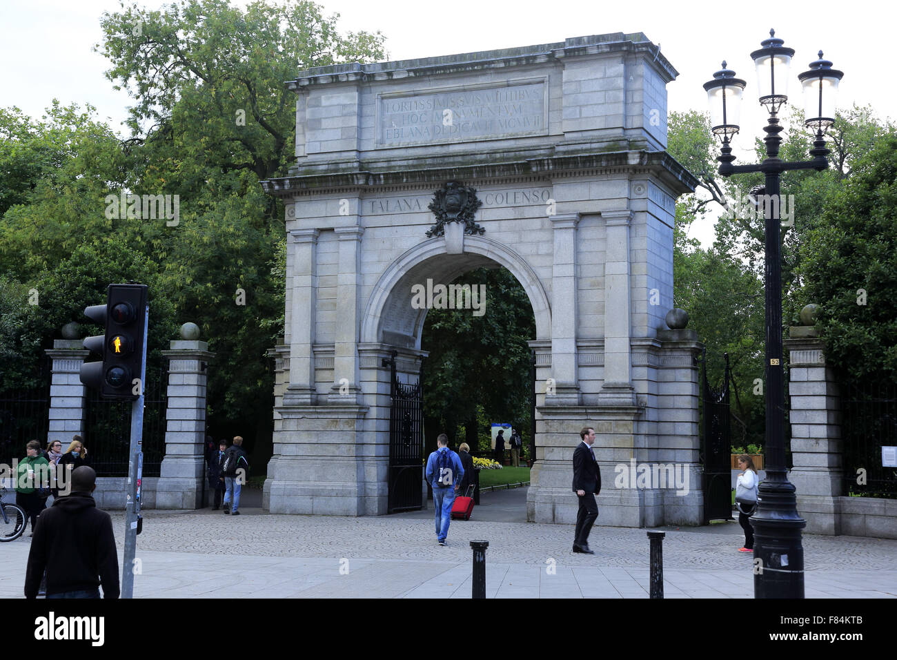 Fusilier's Arch l'arco del memoriale per Royal Dublin Fusiliers in St Stephen's Green, un parco pubblico nel centro di Dublino.Irlanda Foto Stock