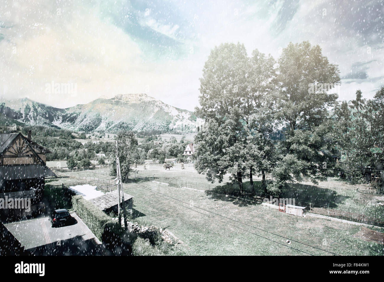 Prima neve in montagna. Natura paesaggio invernale. Foto Stock