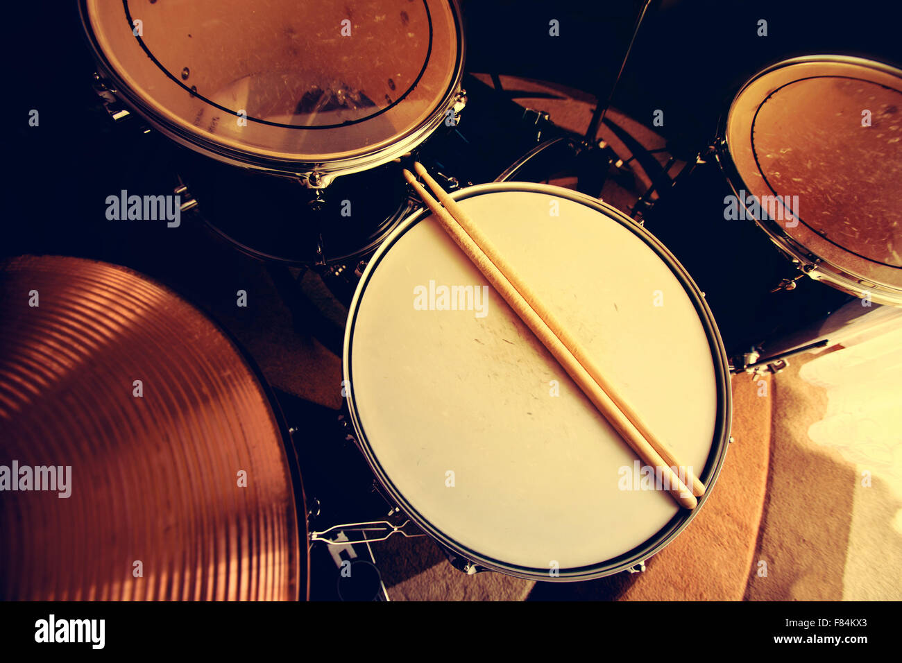 I tamburi immagine concettuale. Foto di tamburi e bacchette giacente sul tamburo rullante Retro Vintage instagram foto. Foto Stock