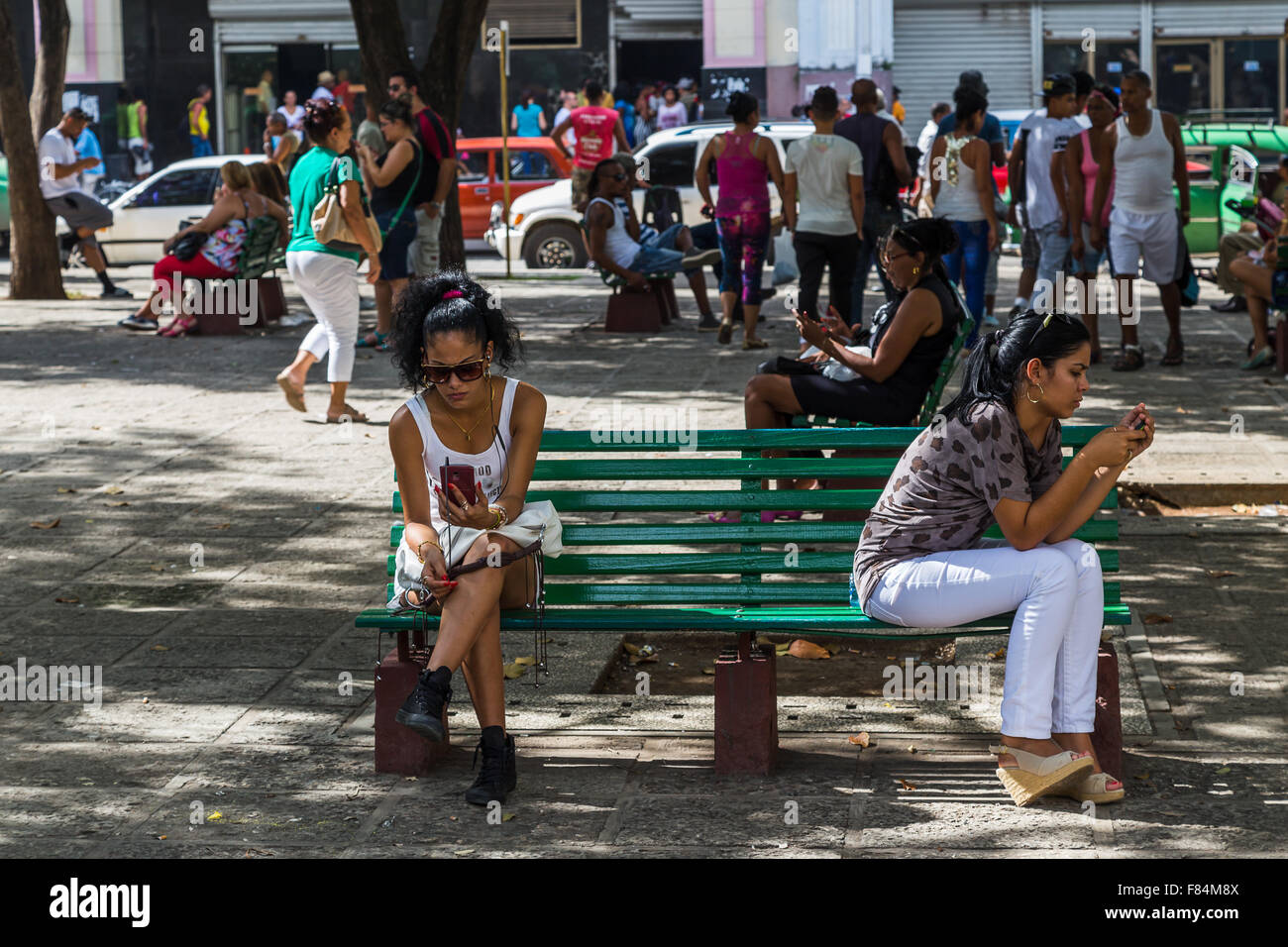 Pranzo area wifi in un parco nel centro di Havana. Foto Stock