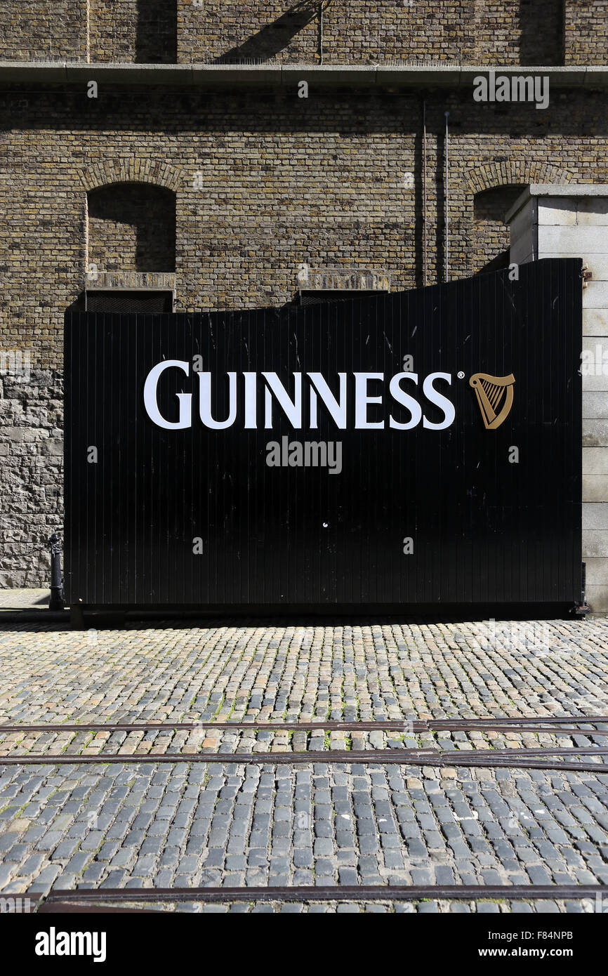 Il nome di Guinness sulla gate di Guinness Brewery. Dublino, Irlanda Foto Stock
