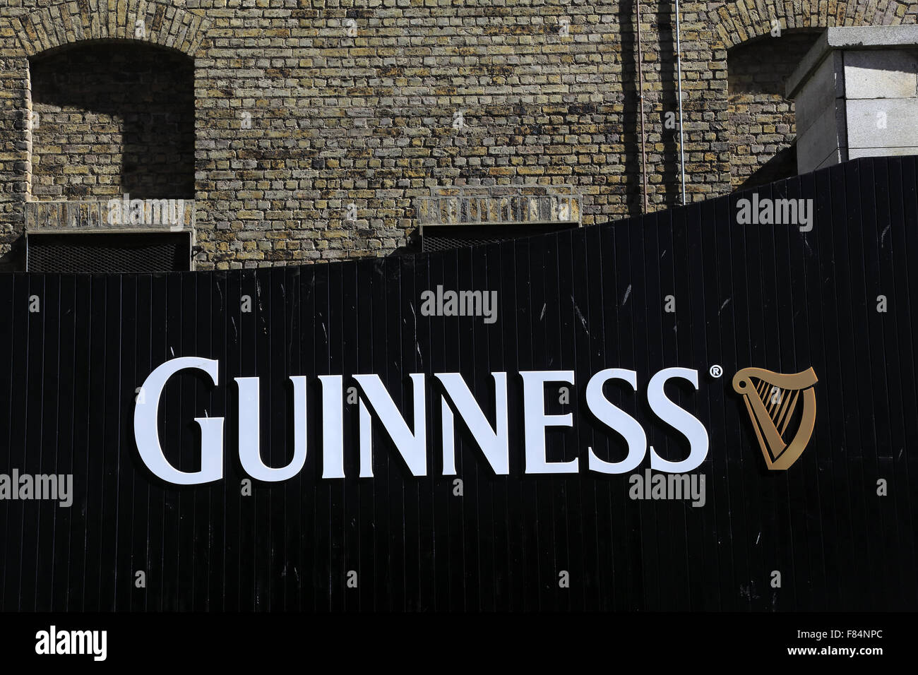 Il nome di Guinness sulla gate di Guinness Brewery. Dublino, Irlanda Foto Stock