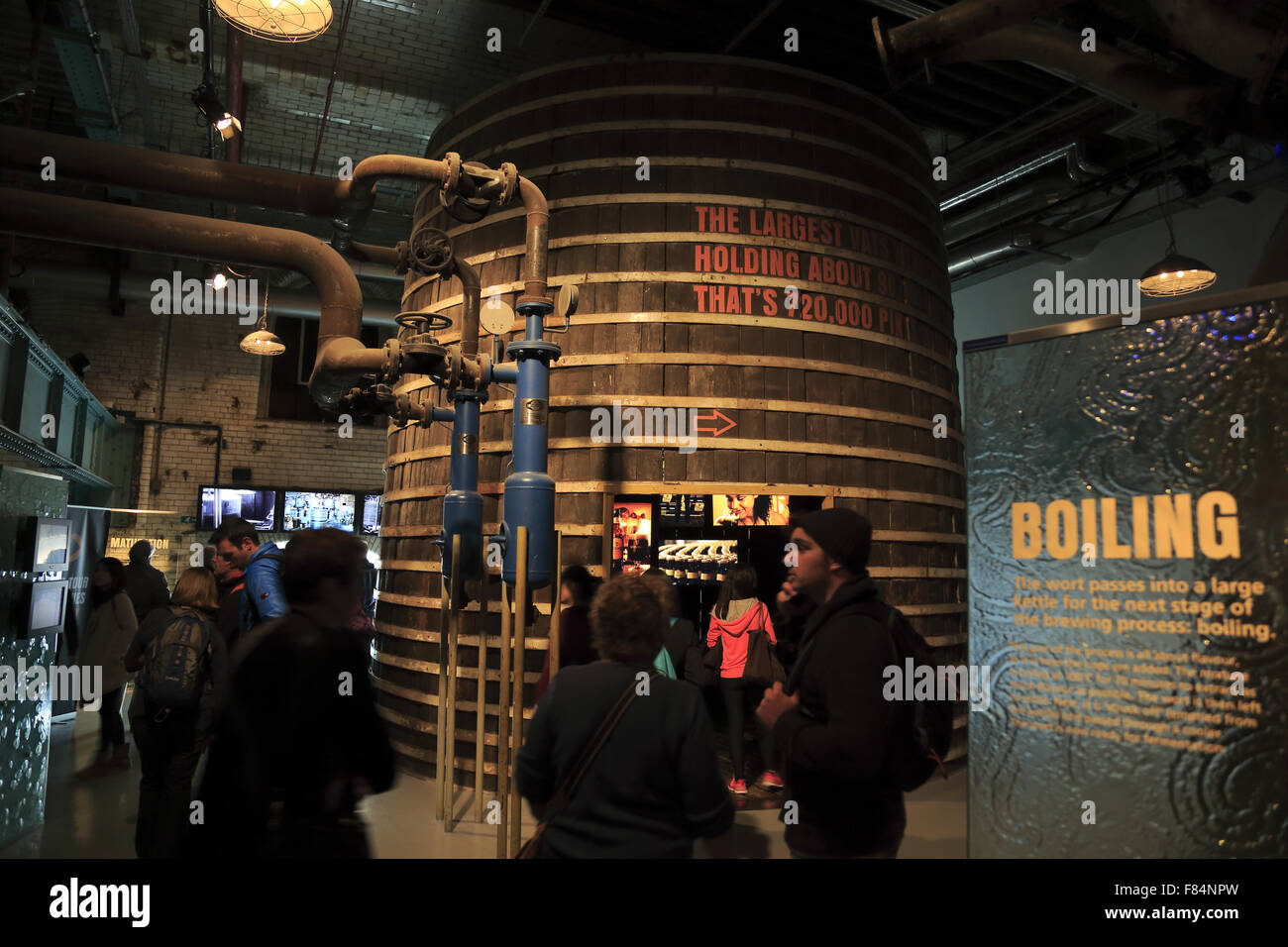 Vista interna del Guinness Storehouse, il museo della birra Guinness a Dublino Irlanda Foto Stock