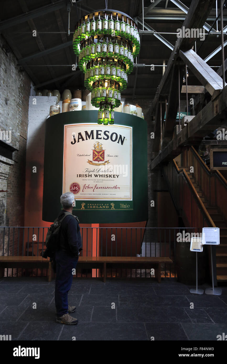 Un visitatore in Old Jameson Distillery, Dublino, Irlanda Foto Stock