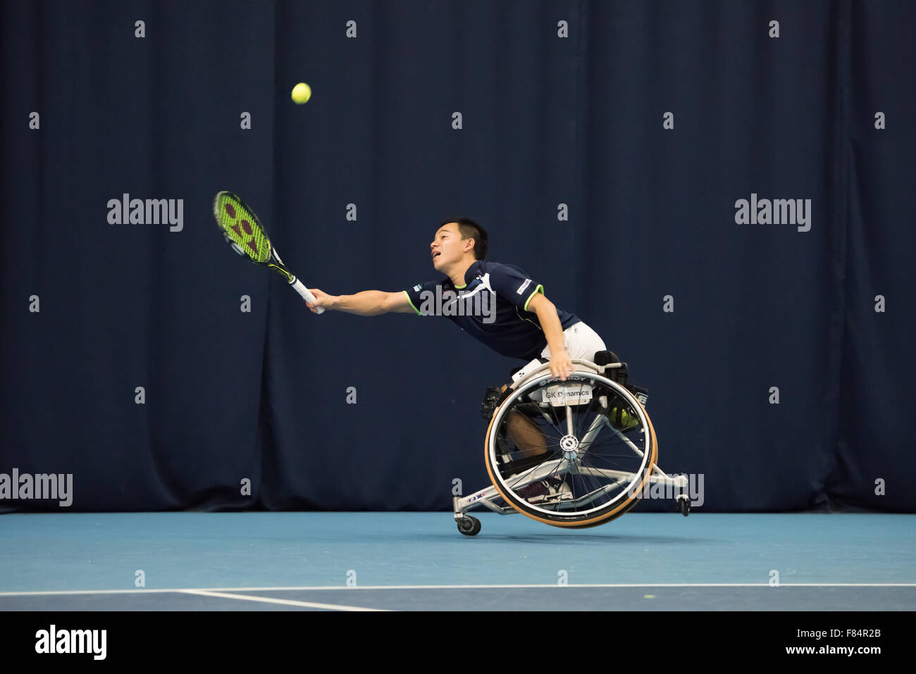 Queen Elizabeth Olympic Park, London, Regno Unito. 05 Dic, 2015. Uomini 7th/ottavo posto T. Sanada (JPN) stretching per tornare a servire da M. Scheffers (NED). Sanada ha perso la partita. Credito: pmgimaging/Alamy Live News Foto Stock