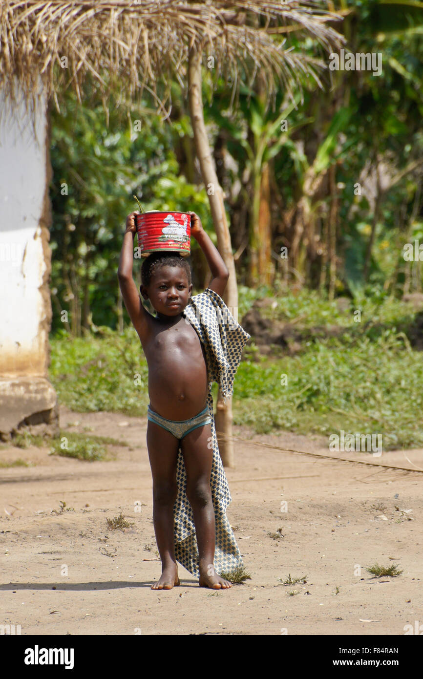 Ragazzo che trasportano acqua sulla testa, Togo Foto Stock