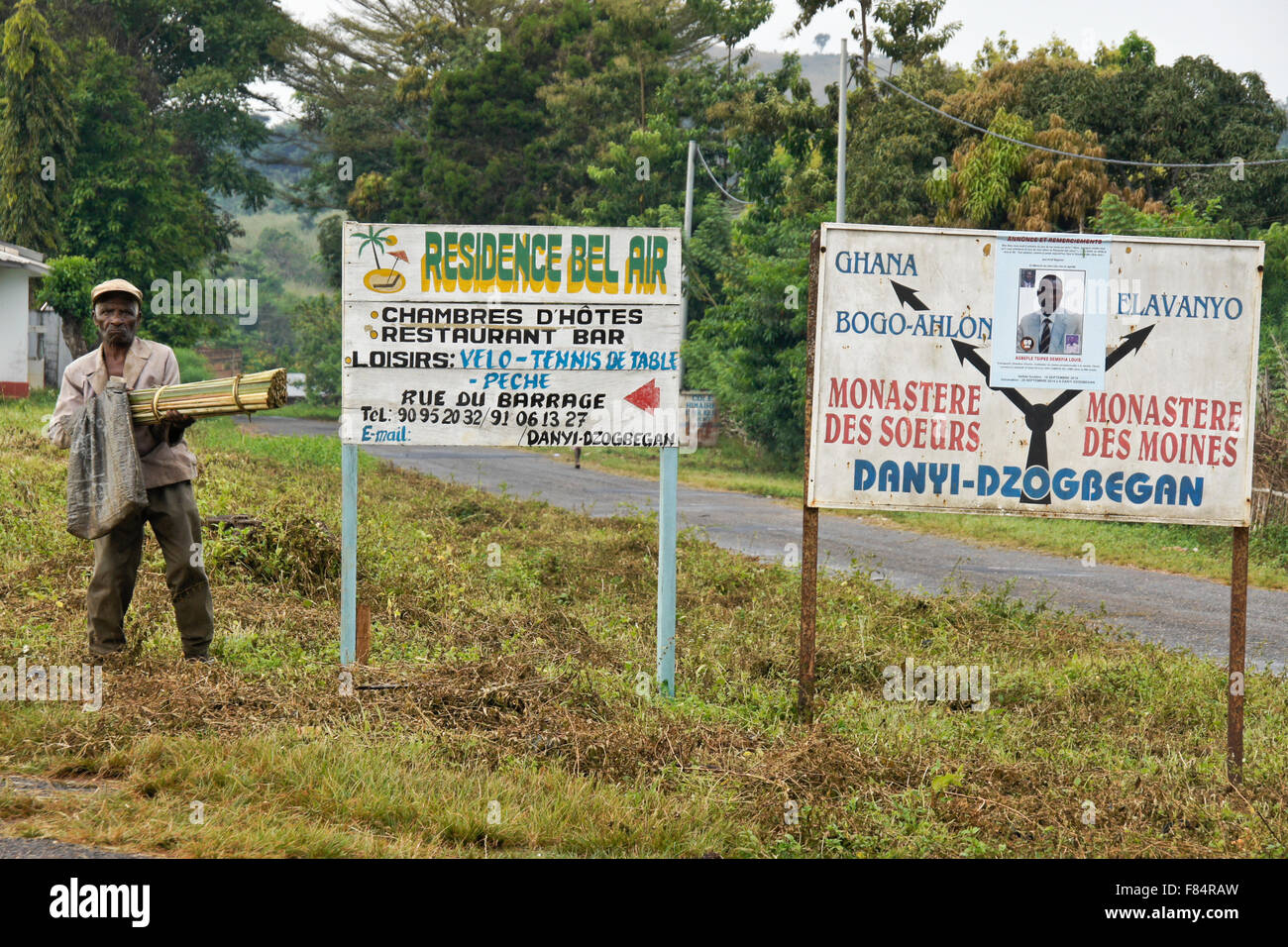 I cartelli lungo la strada sul Plateau Danyi, Togo Foto Stock