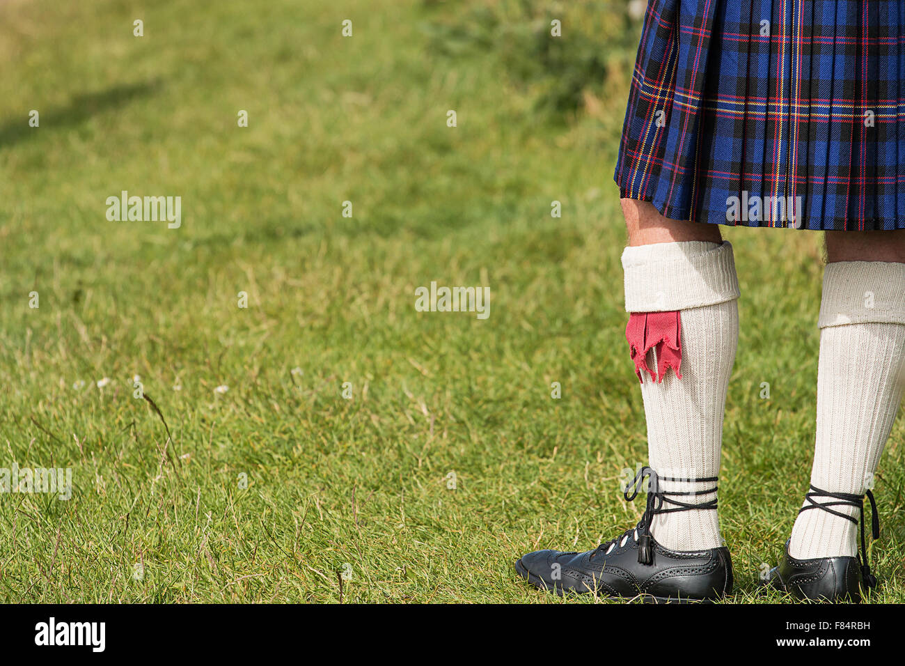 L'uomo vestito di Tartan tradizionale Kilt un esempio di struttura Scotlands costume nazionale Foto Stock