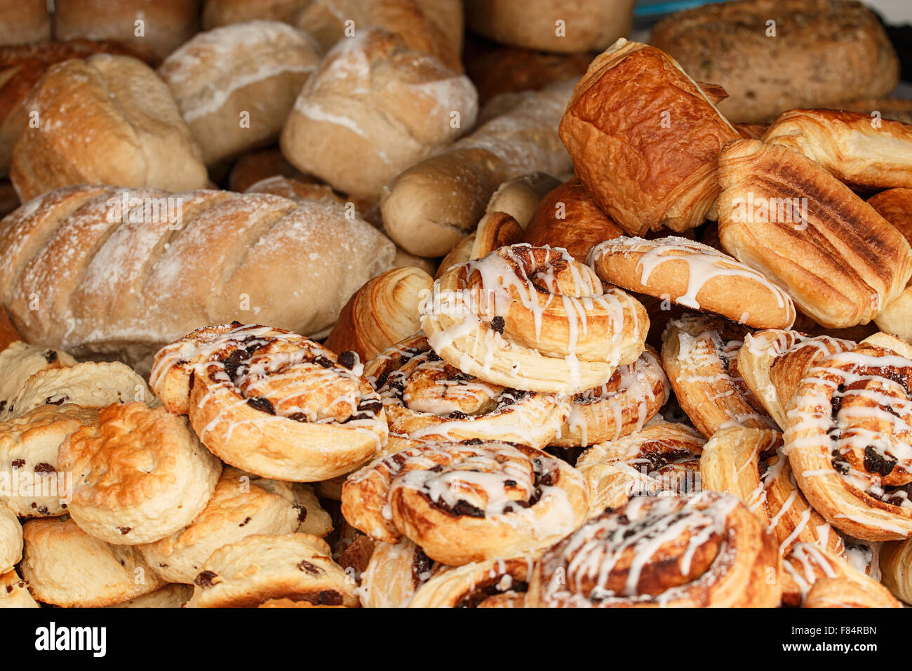 Selezione di prodotti da forno disponibili da fornai specializzati compresi panini e focaccine; pain au chocolate; dolore; cobbs e altri brea Foto Stock