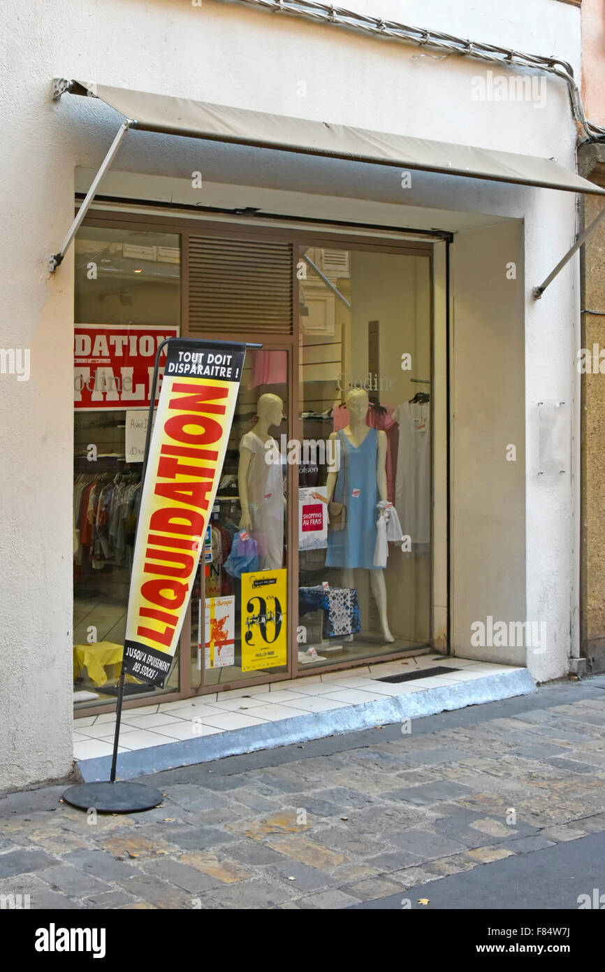 Aix en Provence liquidazione firmare al di fuori del negozio di moda alcuni dettagli del negozio rimosso digitalmente Bouches du Rhone Provence-Alpes-Côte d'Azur Francia Europa Foto Stock