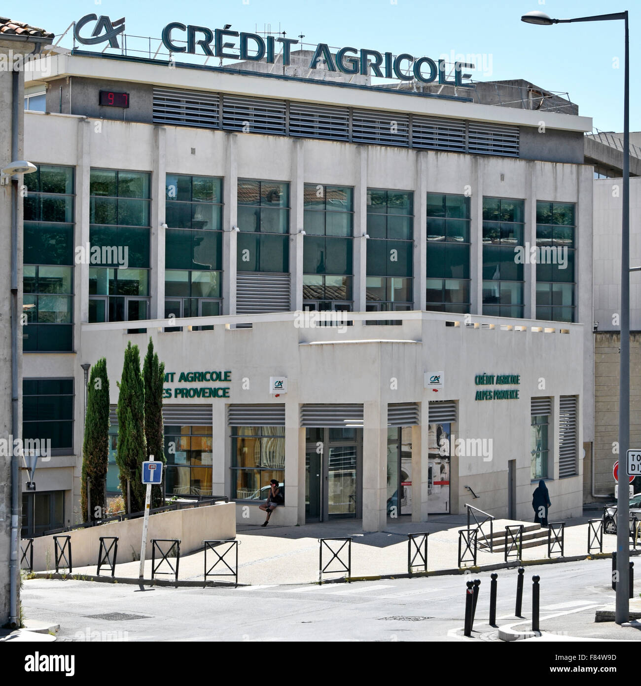 Credit agricole Banca francese e filiali facciate in Bouches-du-Rhône Provence-Alpes-Côte d'Azur Arles Provence Francia Foto Stock