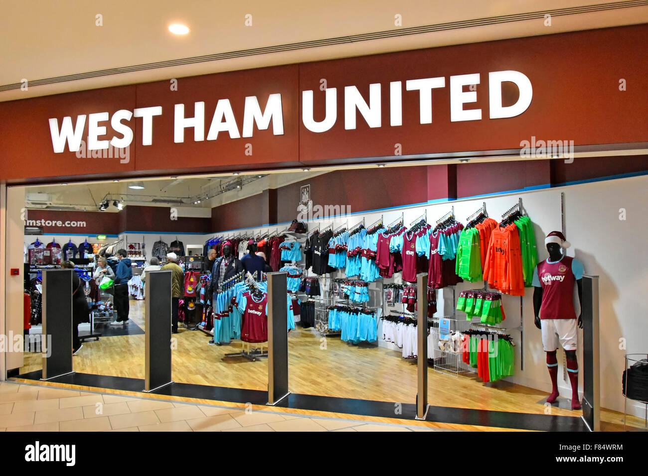 West Ham United football club negozio kit open plan negozio di fronte al Intu indoor Lakeside Shopping Mall a West Thurrock in Essex England Regno Unito Foto Stock